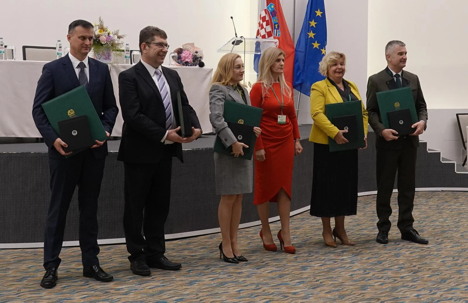Sudionici konferencije na zajedničkoj fotografiji, dio njih s priznanjima ili dokumentima.